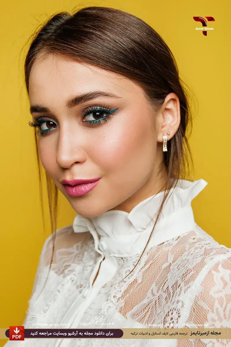 دختری با خط چشم سبز پیزهن سفید رژ صورتی نگاه نافذ